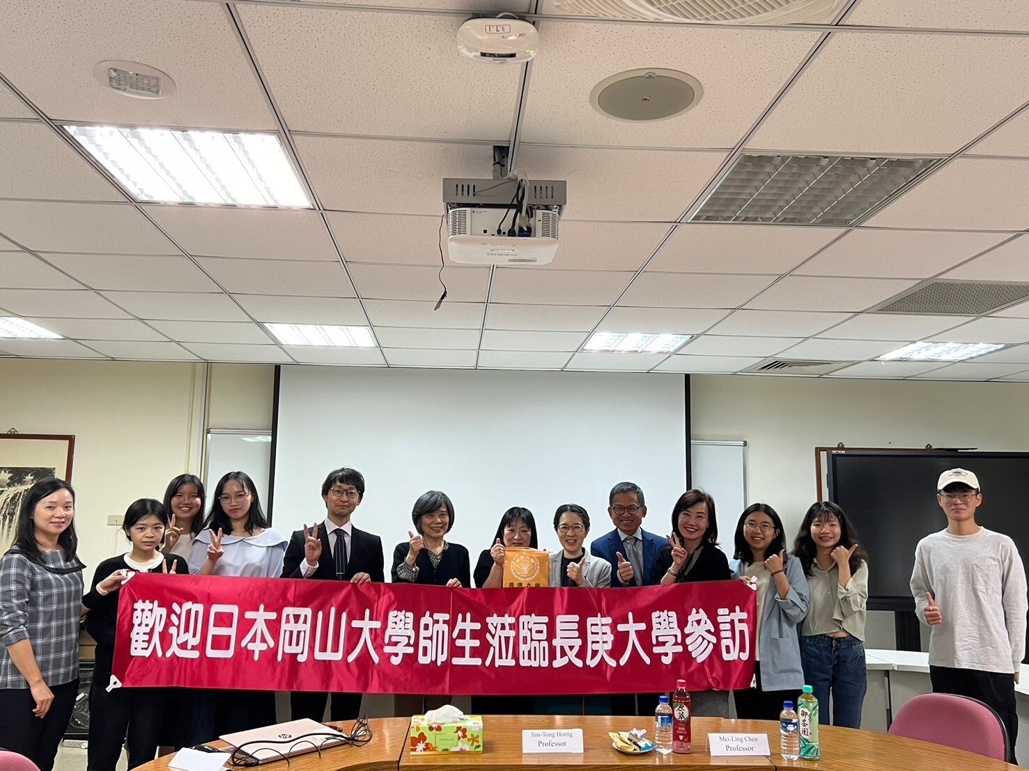 Welcome to the visit of professors and students from Okayama University, Japan